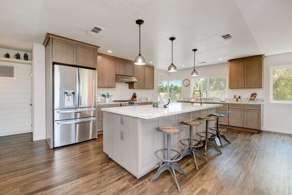 Fridge, microwave, oven, stovetop - Entertainers Dream Pool Home (La Mesa)