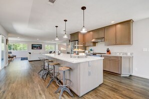 Interior - Entertainers Dream Pool Home (La Mesa)