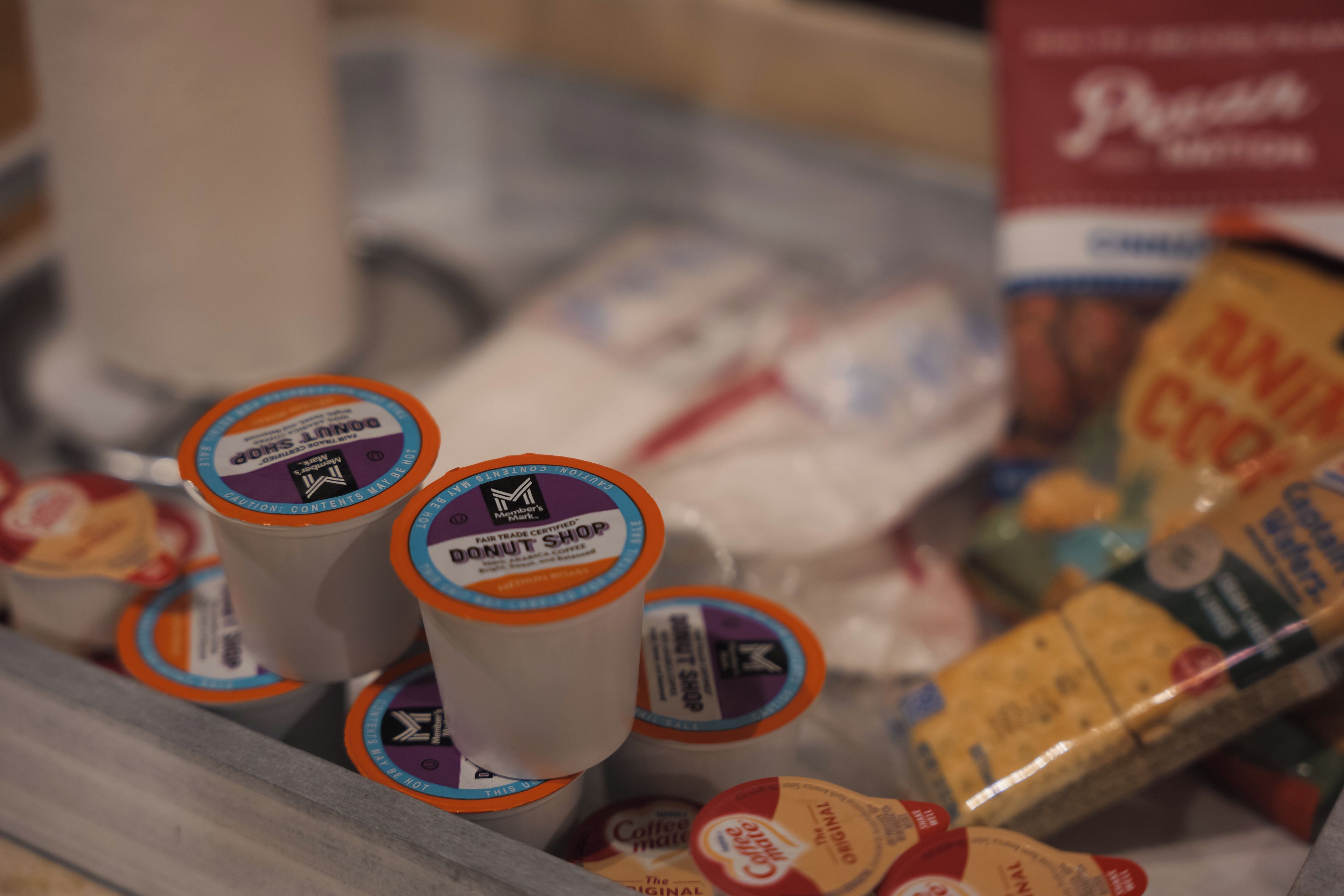 Une exposition de divers produits alimentaires, notamment des beignets et du café.
