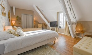 4 bedrooms, travel crib, free WiFi