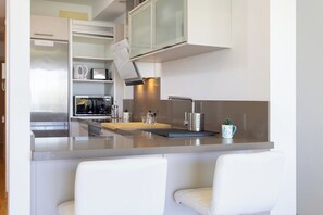 Mikrobølgeovn, ovn, kokeplater og kaffetrakter/tekoker