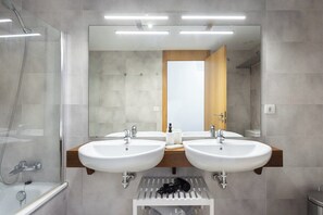 Bathtub, towels