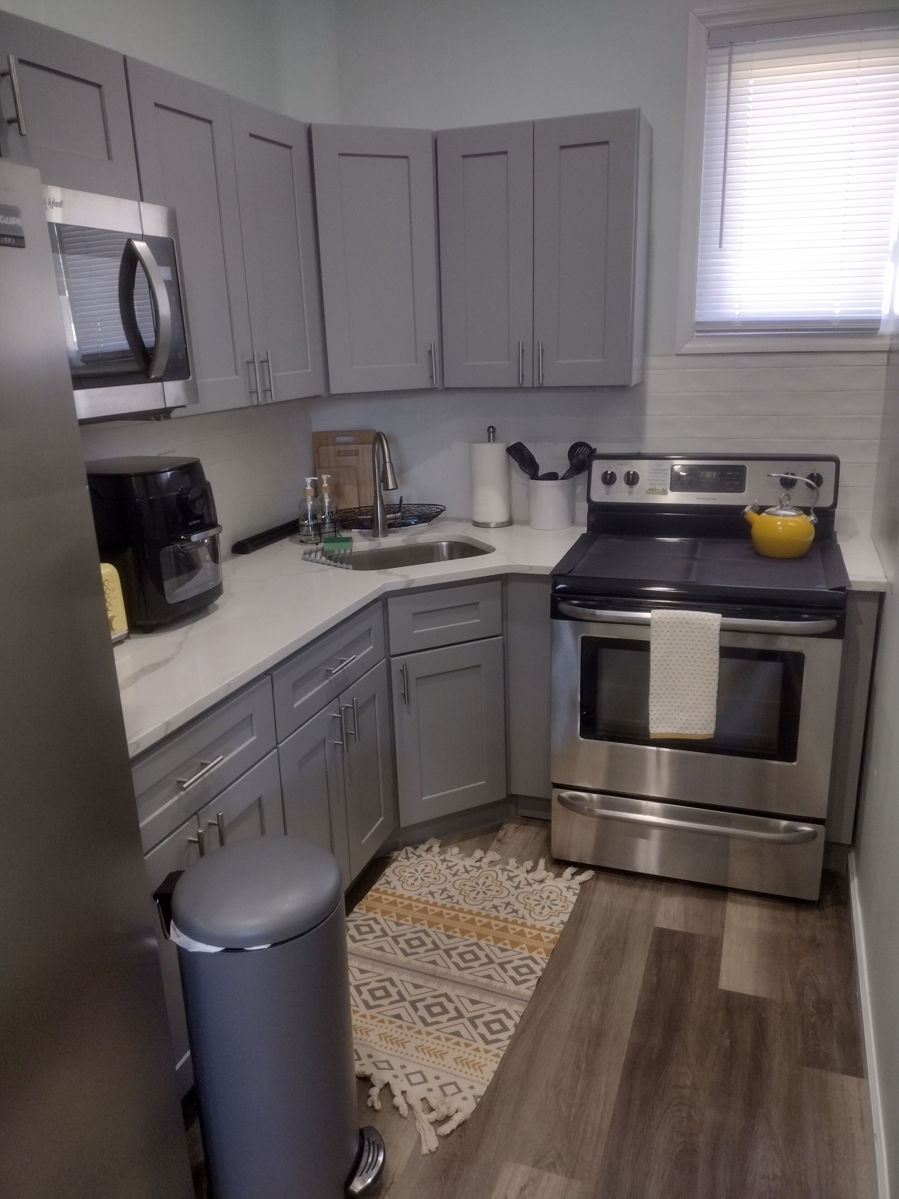 冷蔵庫、電子レンジ、オーブン、コンロ