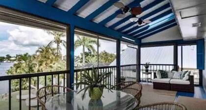 Manatee Pocket! 3 Bedrooms 1 Bathroom. Right on the water!