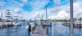 Manatee Pocket! 3 Bedrooms 1 Bathroom. Right on the water!