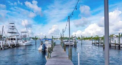 Manatee Pocket! 3 Bedrooms 1 Bathroom. Right on the water!