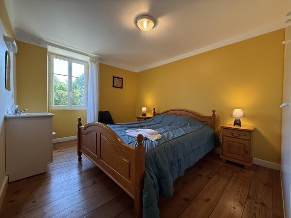 5 bedrooms, WiFi, bed sheets