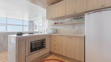 Fridge, microwave, oven, coffee/tea maker