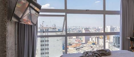 Tabla de planchar con plancha, acceso a internet y ropa de cama