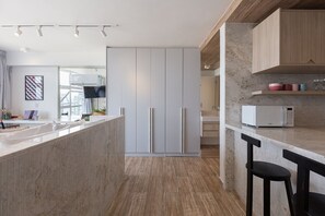 Kühlschrank, Mikrowelle, Ofen, Wasserkocher mit Kaffee-/Teezubehör