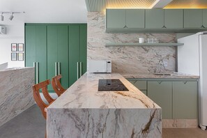 Een koelkast, een microgolfoven, een oven