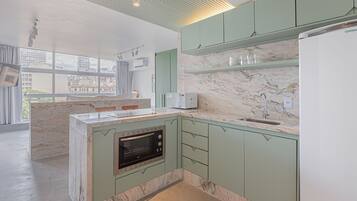 Fridge, microwave, oven, coffee/tea maker