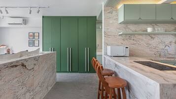 Geladeira, micro-ondas, fogão, cafeteira/chaleira