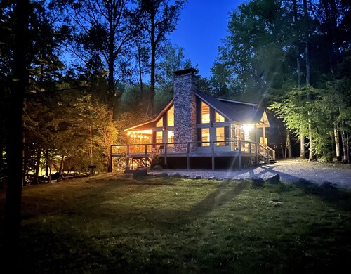 Creekside Firepit, Hot Tub, Serene Cabin Life!!
