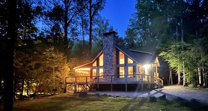 Creekside Firepit, Hot Tub, Serene Cabin Life!!