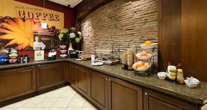 2 Bedroom | Free Wi-Fi + Breakfast, Pool, Gym.