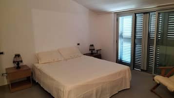 2 bedrooms, desk, iron/ironing board