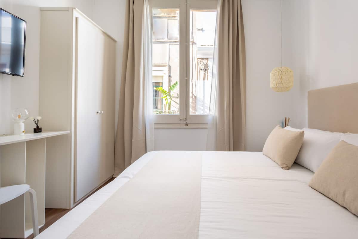 Standard-Doppel- oder -Zweibettzimmer | Kostenlose Babybetten, Reisekinderbett, kostenloses WLAN, Bettwäsche