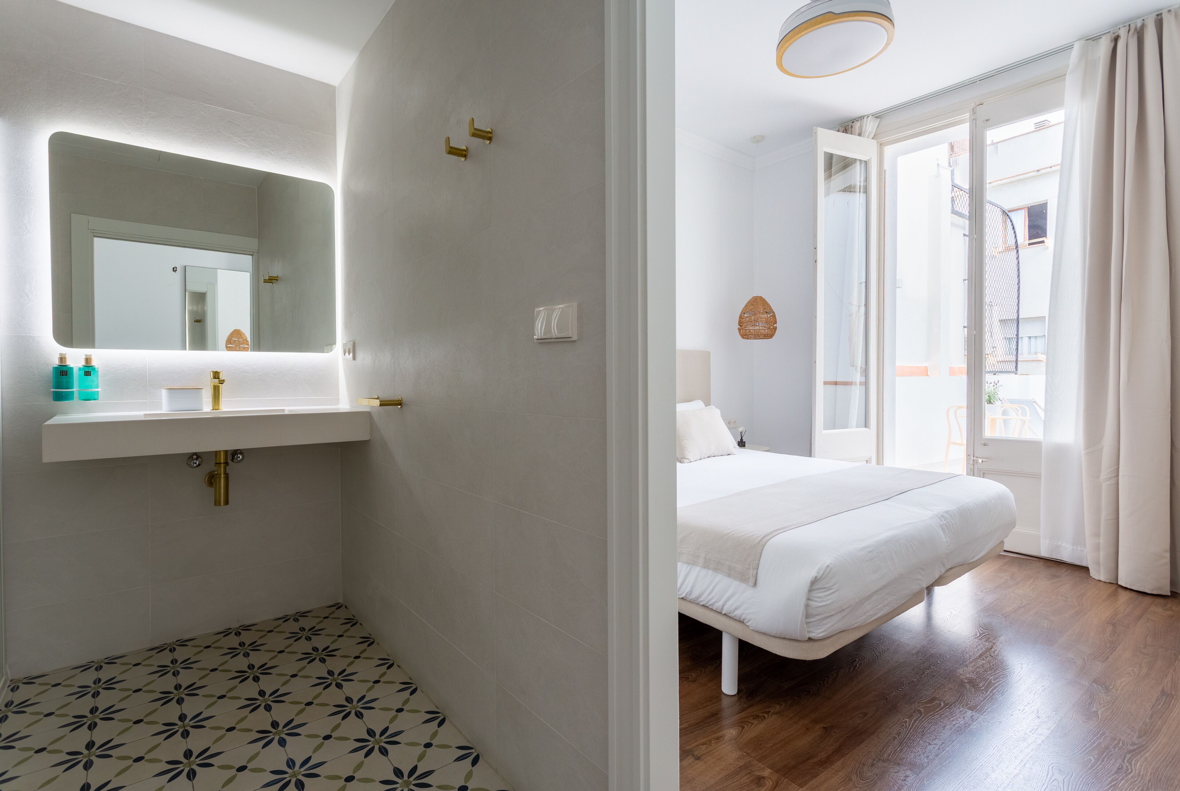 Un dormitorio con cama, lavamanos blanco y espejo.