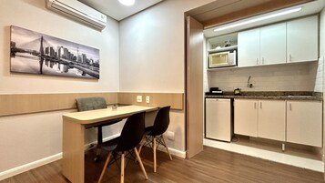 商务双人房 | 起居区 | 平板电视