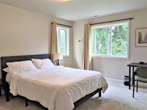 2 Schlafzimmer, Schreibtisch, Bügeleisen/Bügelbrett, Reisekinderbett