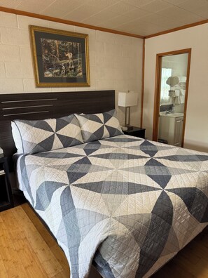 Deluxe Room | Desk, free WiFi, bed sheets - Starlight Motel (Big Pine)