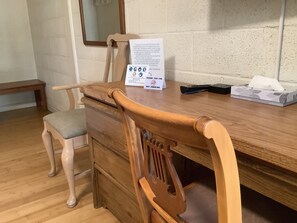 Desk, free WiFi, bed sheets - Starlight Motel (Big Pine)
