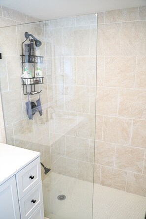 Dusche, Haartrockner, Handtücher, Toilettenpapier
