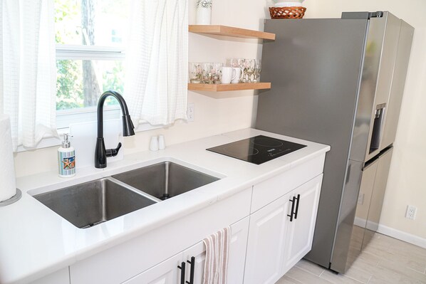 Kühlschrank, Mikrowelle, Herdplatte, Kochgeschirr/Geschirr/Besteck