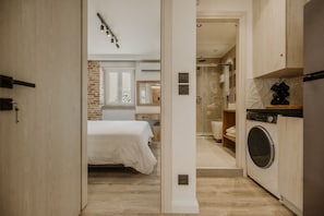 1 habitación, caja de seguridad en la habitación y escritorio 