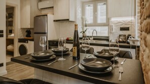 Une cuisine moderne avec un coin repas aménagé pour quatre personnes.