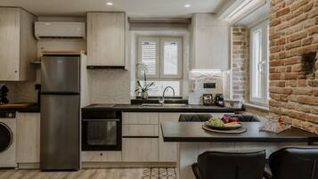 Coffee/tea maker, fridge, oven, stovetop