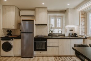 Refrigerador, horno, parrilla de estufa y cafetera y tetera 