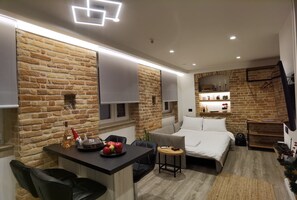 1 habitación, caja de seguridad en la habitación y escritorio 