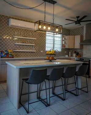 ميكروويف، محمصة خبز، مناشف ورقية، مائدة طعام