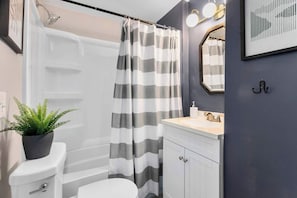 Combined shower/bathtub, hair dryer, towels