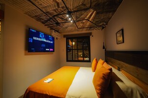 Colchones Select Comfort y caja de seguridad en la habitación 