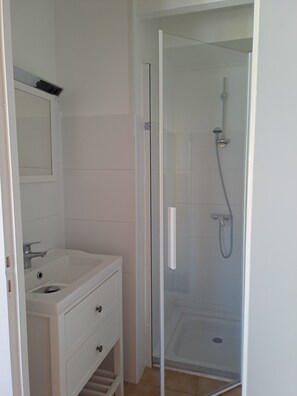Shower - House 5 minutes from the beach and shops (La Brée-les-Bains)