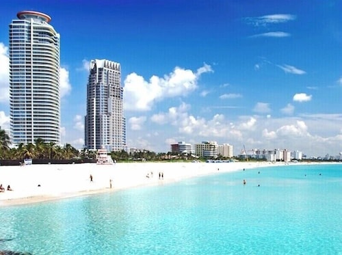 Steps to the Beach! Family-sized apartment with Foosball Table & High Speed wifi