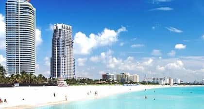 Steps to the Beach! Family-sized apartment with Foosball Table & High Speed wifi