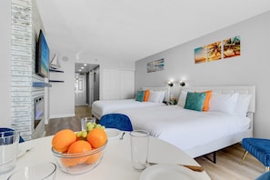 Een strijkplank/strijkijzer, wifi, beddengoed