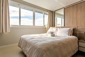 Tabla de planchar con plancha, wifi y ropa de cama 