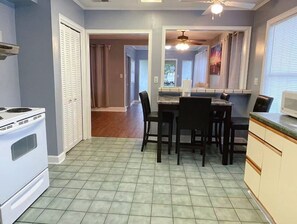 Kühlschrank, Mikrowelle, Herdplatte, Wasserkocher mit Kaffee-/Teezubehör