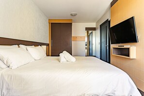 1 bedroom, iron/ironing board, internet, bed sheets - Rooftop Pool with Sea and Bridge Views #CA22 (Florianópolis)