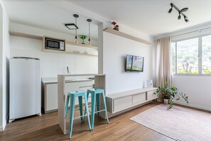 Geladeira, micro-ondas, fogão, cafeteira/chaleira