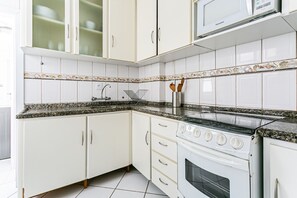 Geladeira, micro-ondas, fogão, cafeteira/chaleira