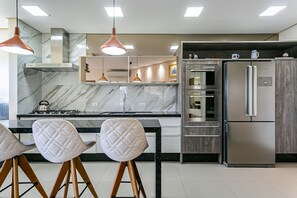 Kühlschrank, Mikrowelle, Ofen, Wasserkocher mit Kaffee-/Teezubehör