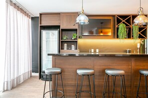 Geladeira, micro-ondas, fogão, cafeteira/chaleira