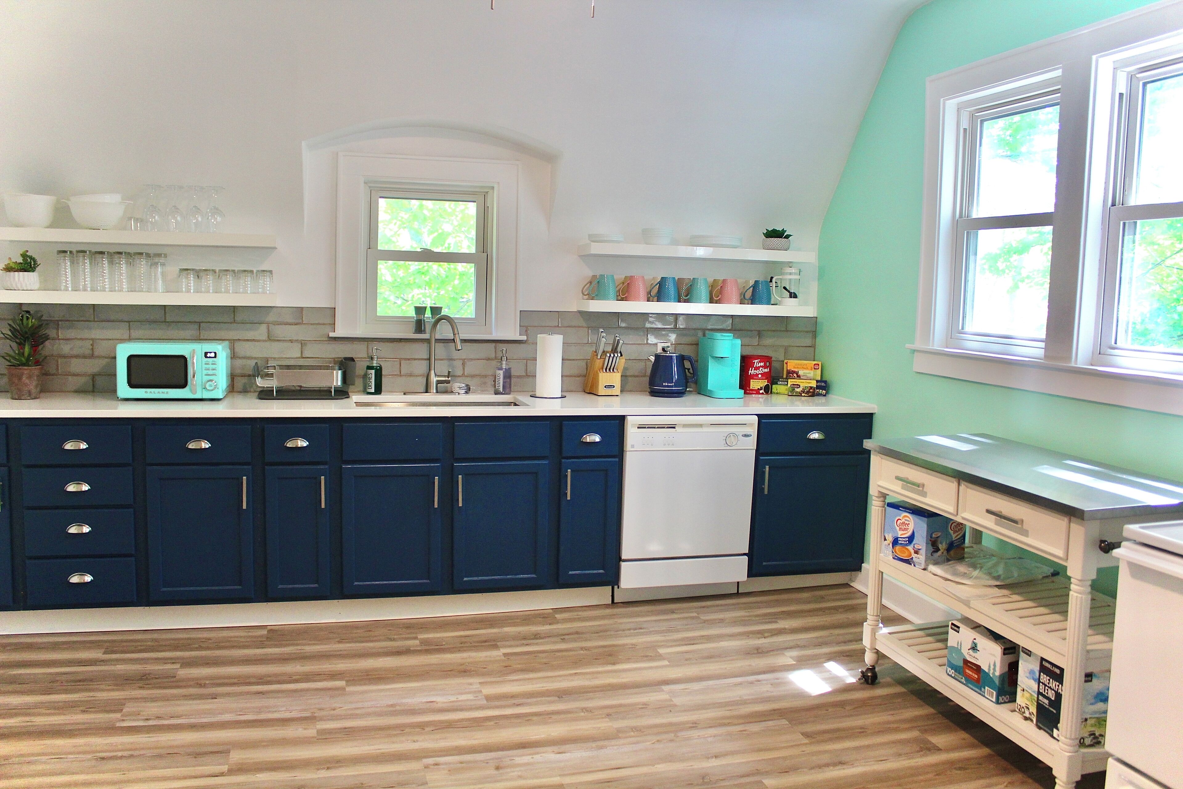 冷蔵庫、電子レンジ、オーブン、コンロ