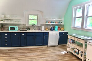 Kjøleskap, mikrobølgeovn, ovn og kokeplater